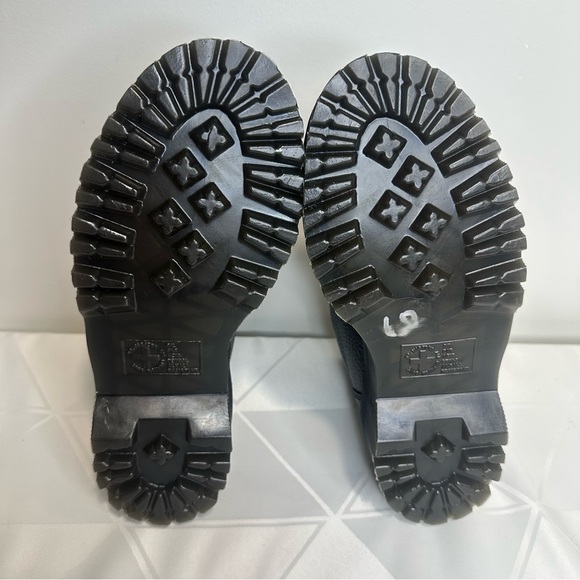 Dr. Martens Women's Devon Flower Buckle Leather Platform Boots Black Size 6 NWOB - Picture 6 of 8